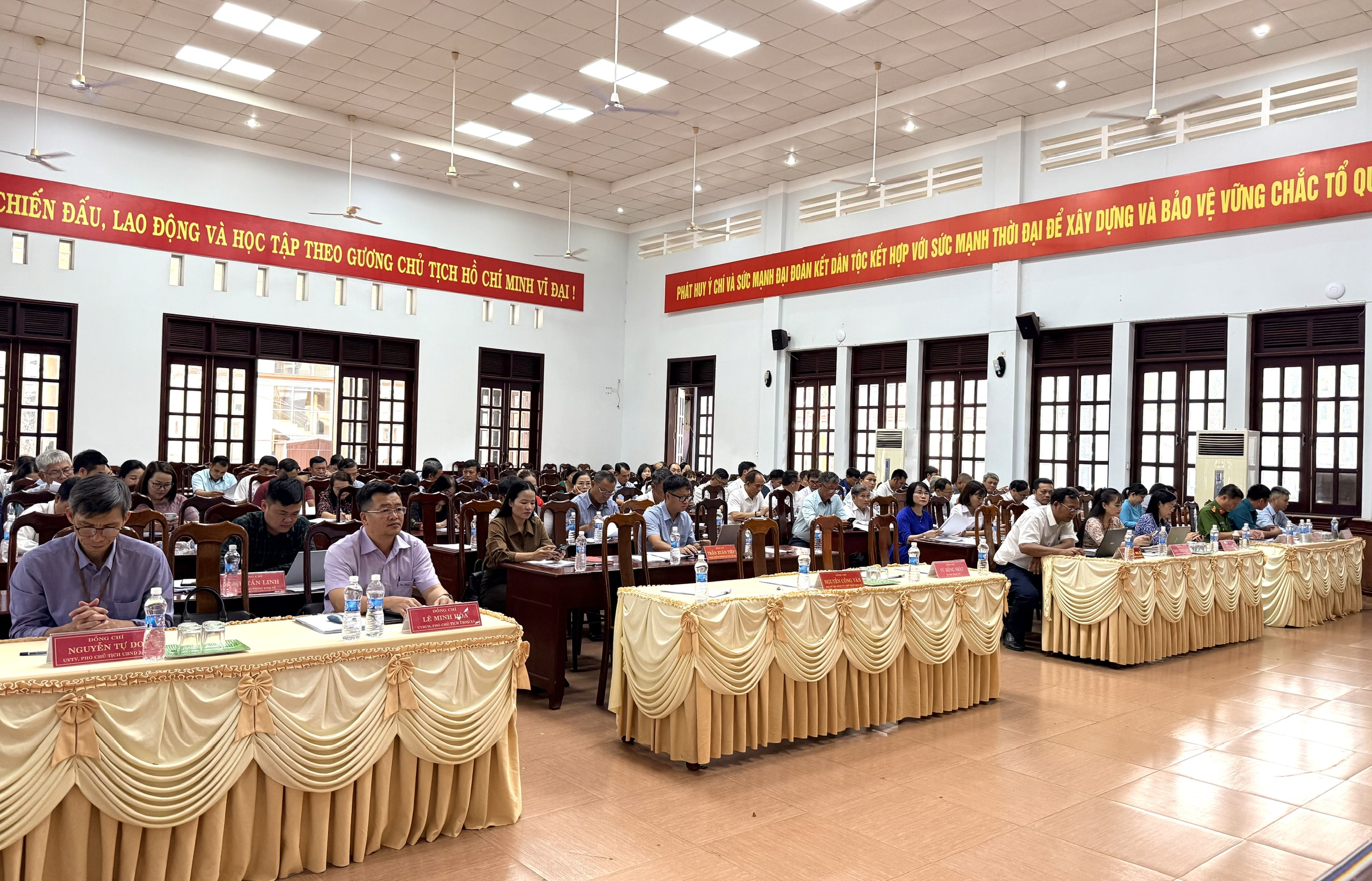 các đại biểu tham dự kỳ họp